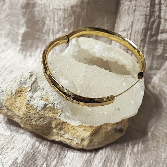 Vintage Smooth Gold Tone Plated Impressed Wreath Festoon Pattern Bangle Bracelet - Picture 4 of 14